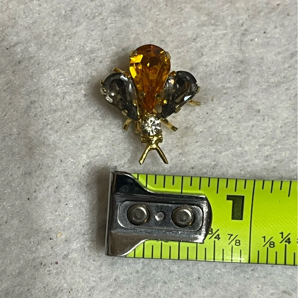 Small Winged Insect Brooch - Picture 9 of 10